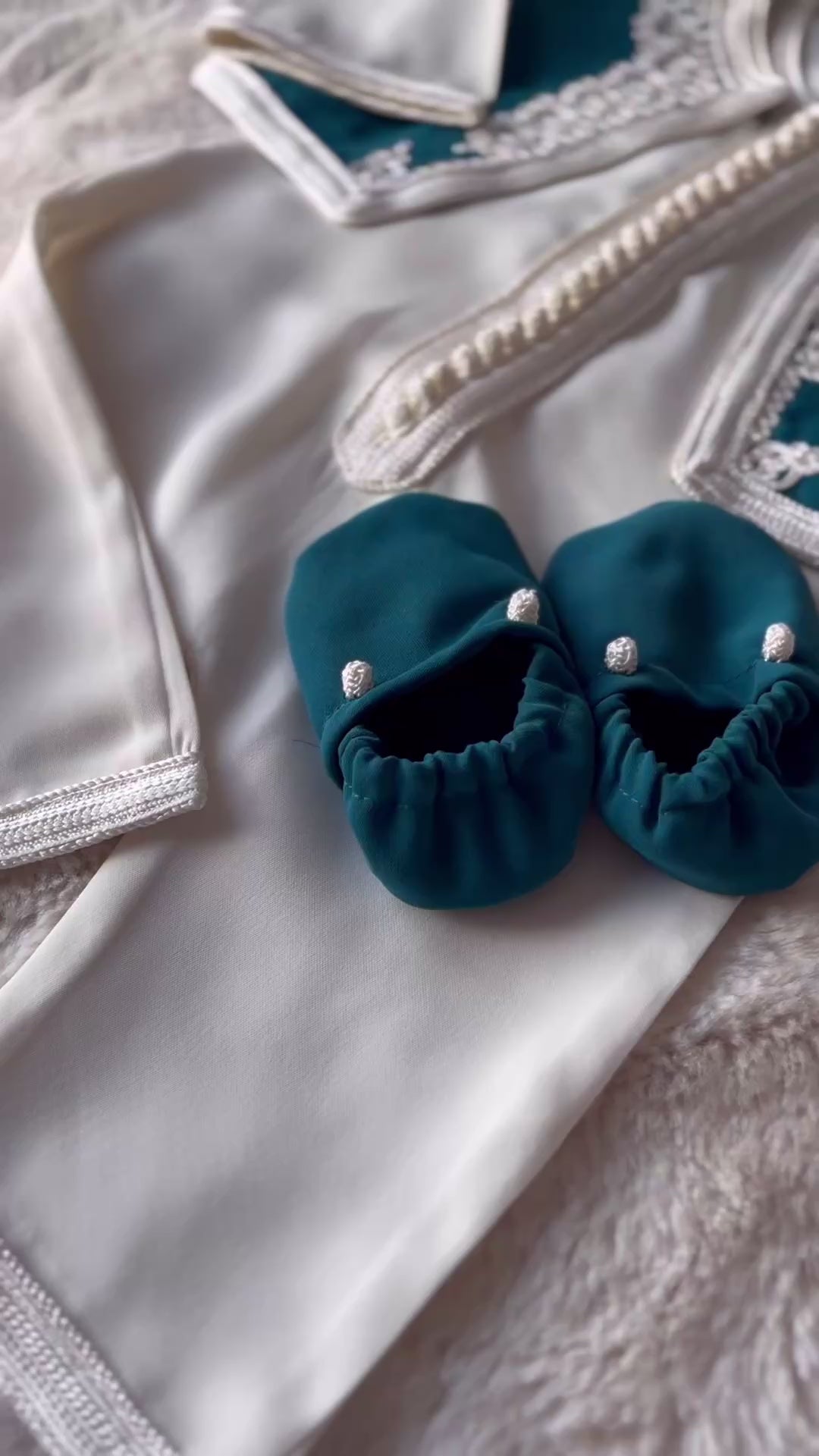 Grenouillère à gilet bleu pétrole + chaussons